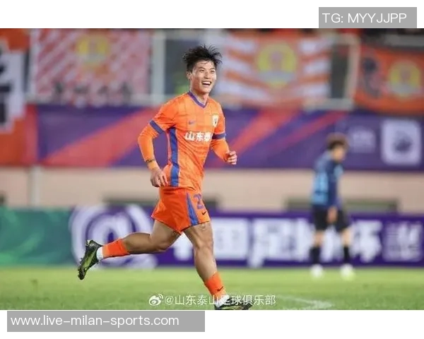 泰山队第72分钟进攻失误谢文能传中直接飞出底线引发球迷失望 泰山队第72分钟进攻失误谢文能传中直接飞出底线引发球迷失望