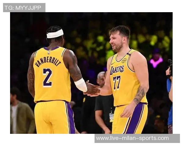 湖人训练营亮点频现替补阵容超越主力范德比尔特健康回归助力球队