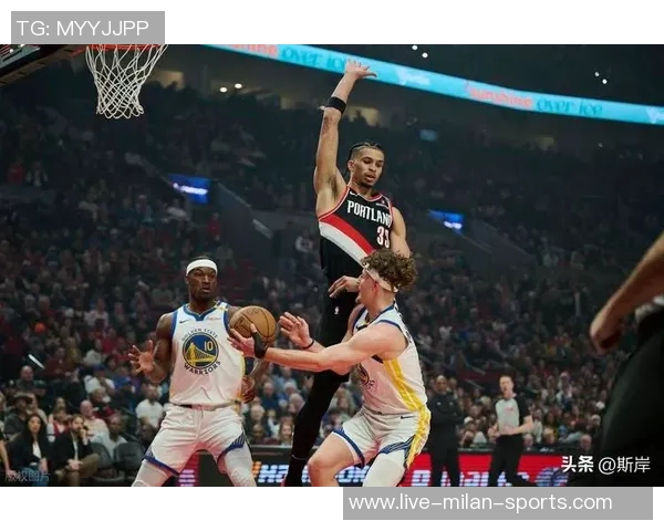 开拓者客场逆转勇士霸气抢下篮板球展现强大实力 开拓者客场逆转勇士霸气抢下篮板球展现强大实力